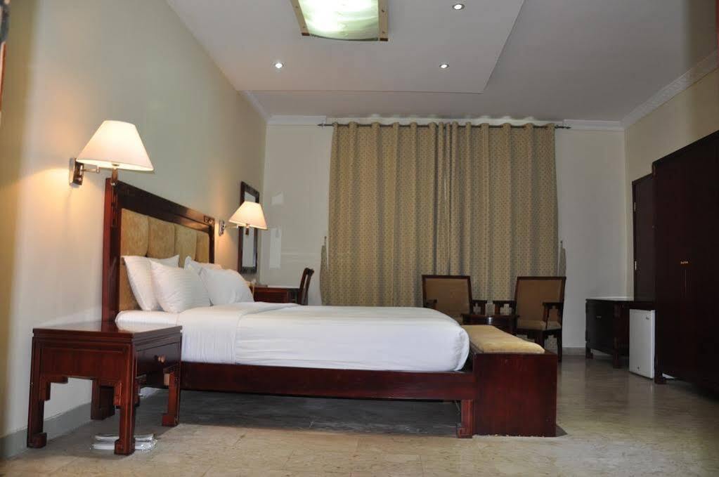Oyo 366 Waves Hotel Аджман Экстерьер фото