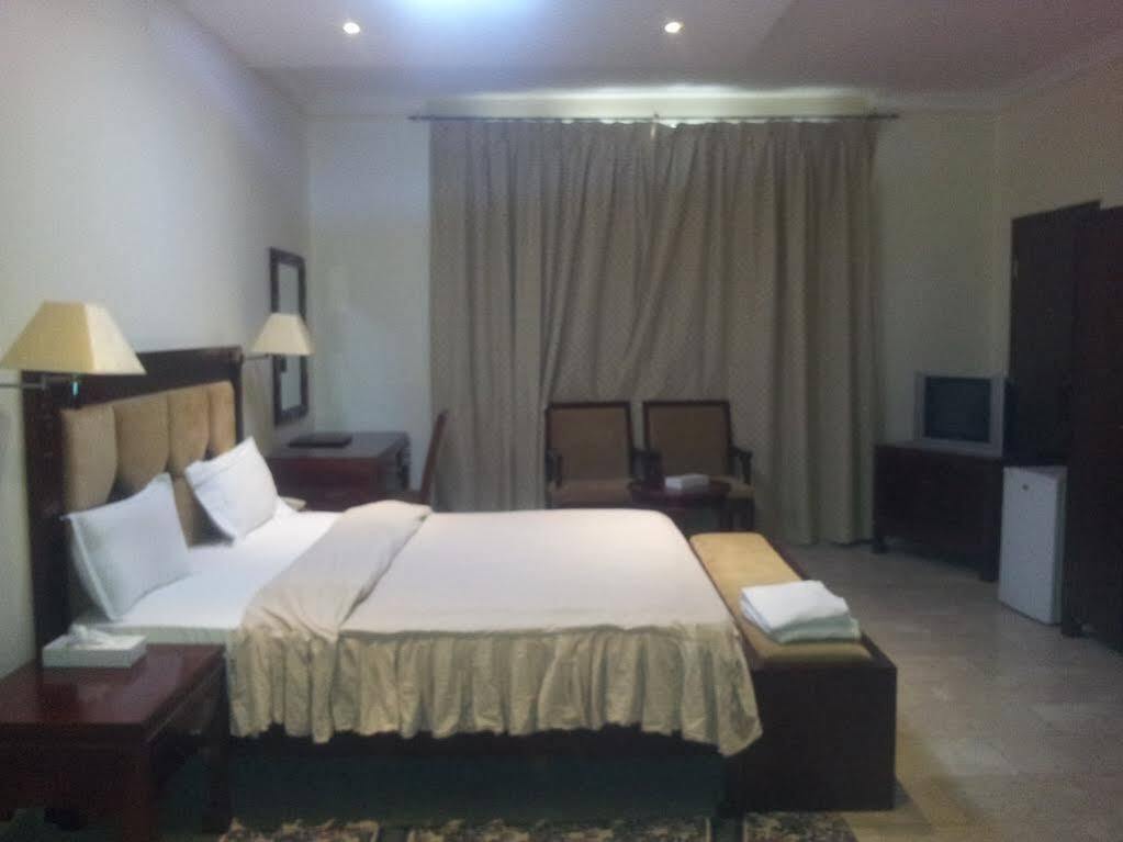 Oyo 366 Waves Hotel Аджман Экстерьер фото